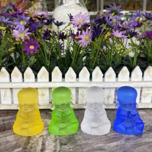Tượng chú tiểu ngồi đá lưu ly