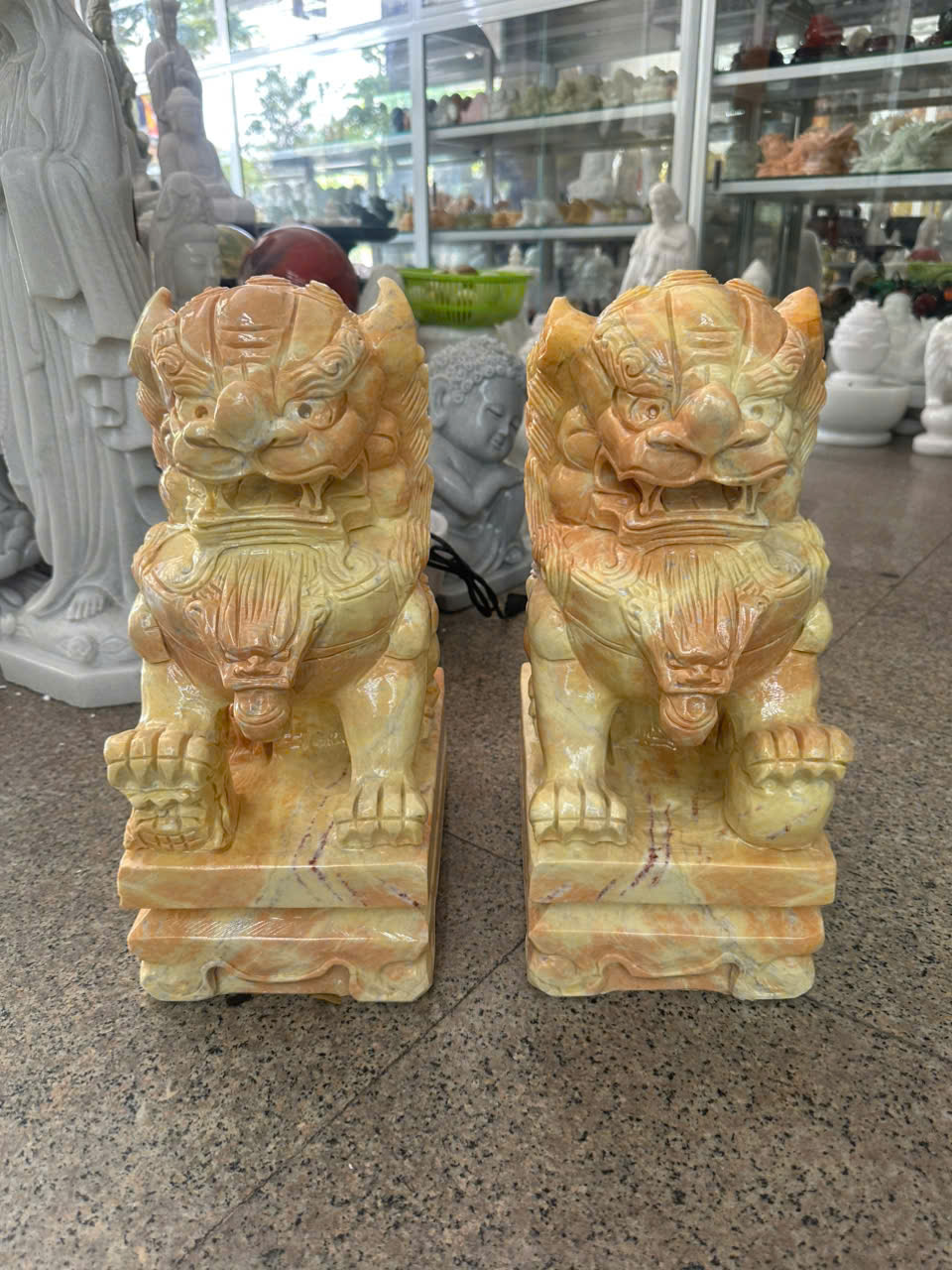 Cặp tượng Kỳ Lân phong thủy đá vàng cà rốt gác cổng, để mộ, trang trí bàn thờ thần tài – Cao 40 cm