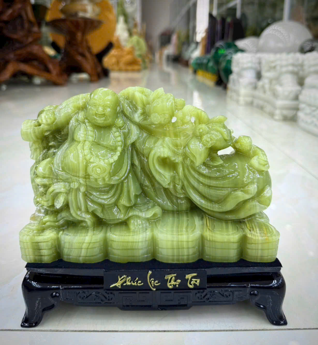 Tượng Phật Di Lặc gánh đào kéo bao tiền phong thủy đá ngọc Onyx trang trí bàn làm việc – Dài 20cm