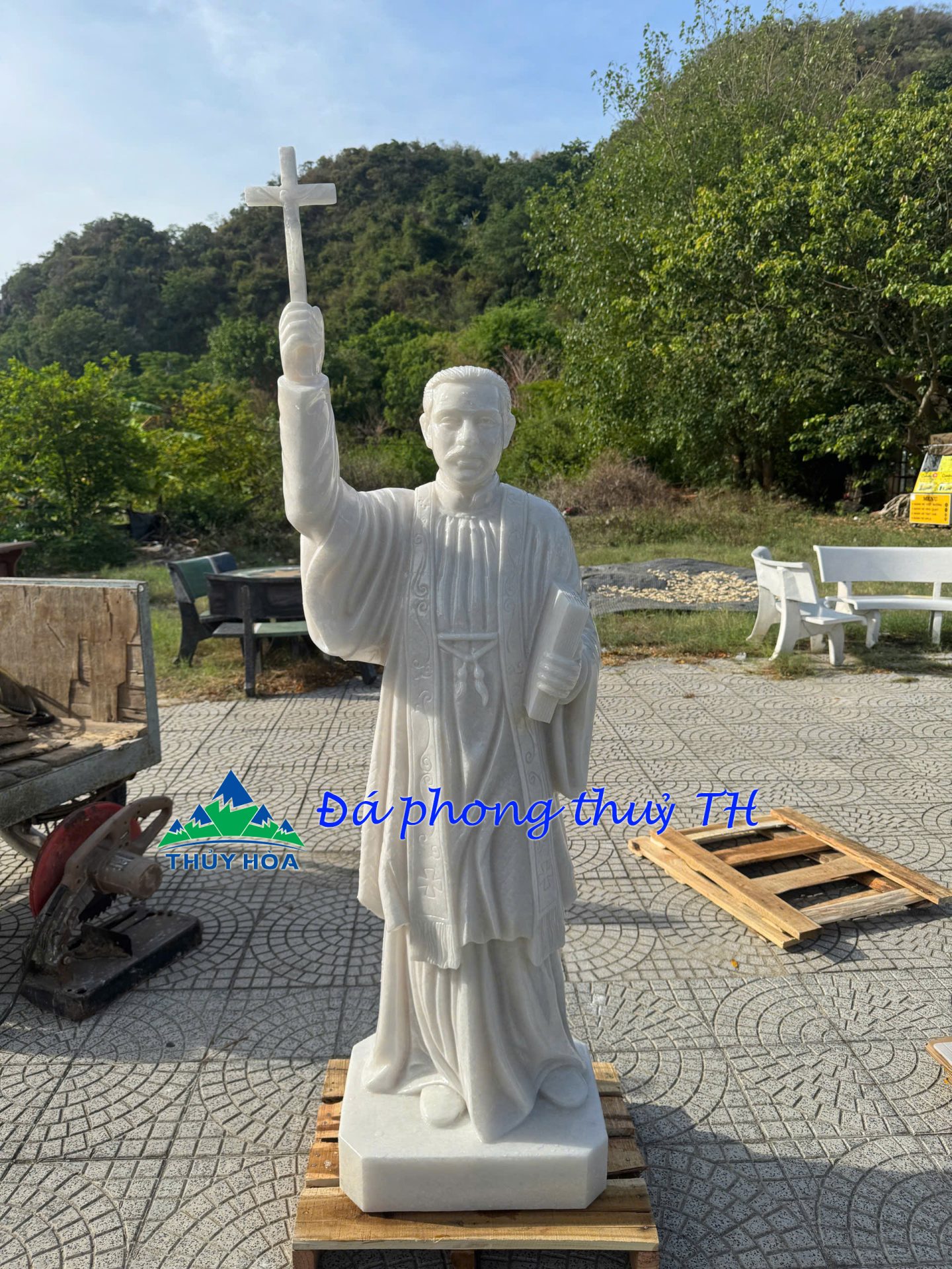 Tượng cha Trương Bửu Diệp đá trắng – Cao 1,4m
