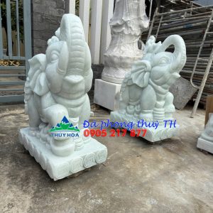 Cặp tượng voi đứng trên thỏi vàng và cõng gậy như ý phong thủy đá trăng trang trí nhà cửa - Dài 88cm