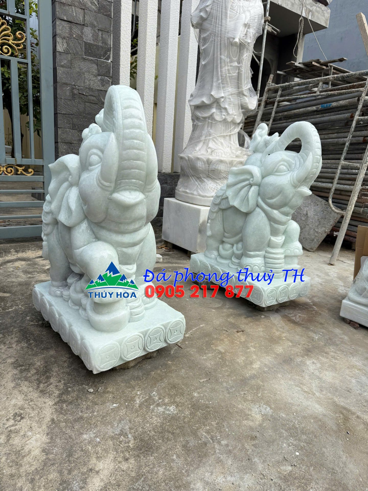 Cặp tượng voi đứng trên thỏi vàng và cõng gậy như ý phong thủy đá trăng trang trí nhà cửa – Dài 88cm