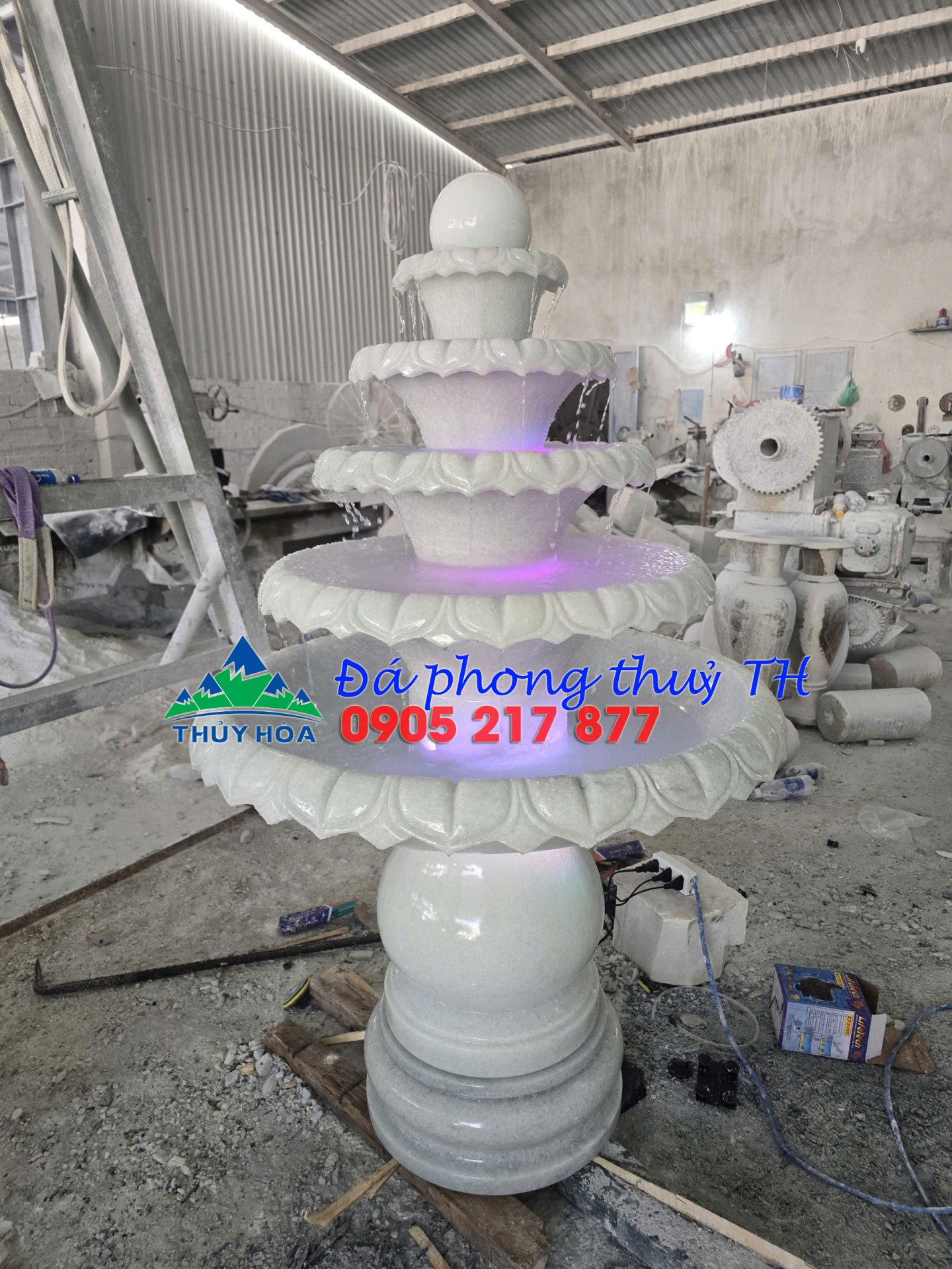 Thác nước phong thủy đá cẩm thạch trắng có đế và đèn led trang trí sân vườn – Cao 1m33